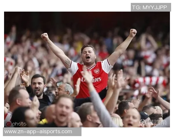 克里斯托弗诺兰现身酋长球场身披阿森纳围巾引发球迷热议